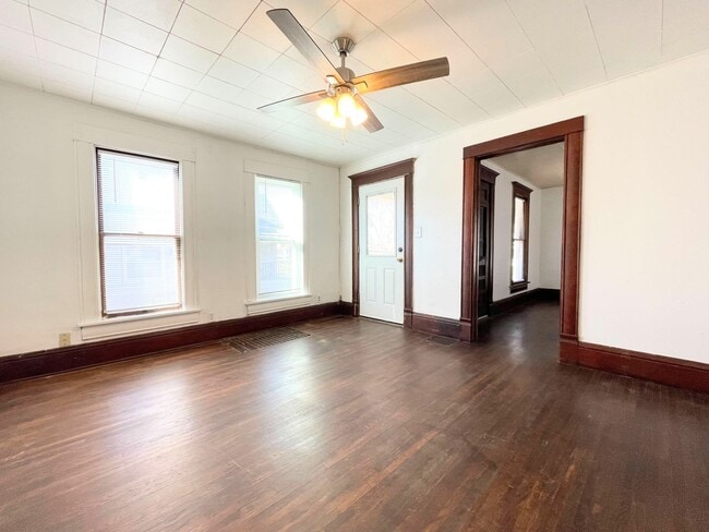 Photo - Large 3 Bed, 1 Bath With Fenced in Yard