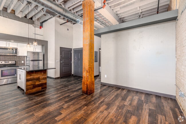 2BR, 2BA - 830SF - Living Room