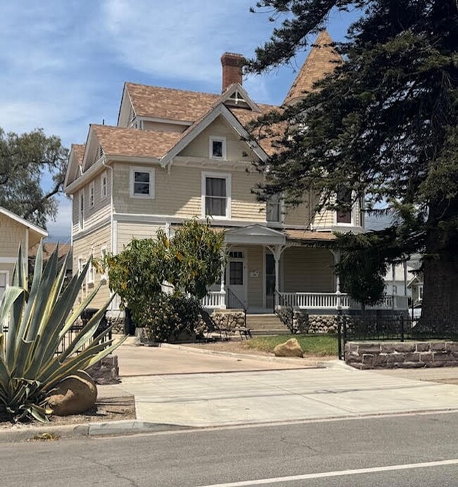 Golden Sails Property Group LLC -933 E. Sa... - Golden Sails Property Group LLC -933 E. Sa... Apartment Unit B