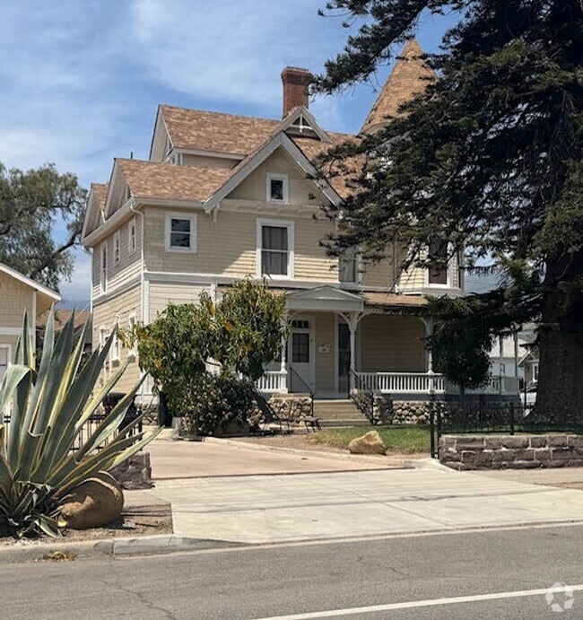 Building Photo - Golden Sails Property Group LLC -933 E. Sa... Unit B Rental