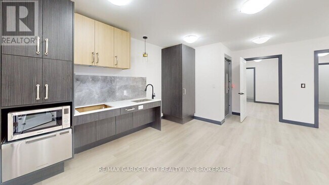 Photo - 729 Queensdale Ave E