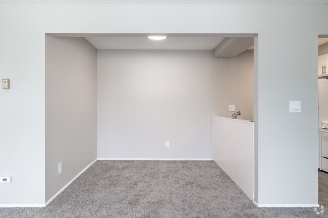 2BR, 1BA - 900SF - Comedor - Cove On 13 - Roseville, MI