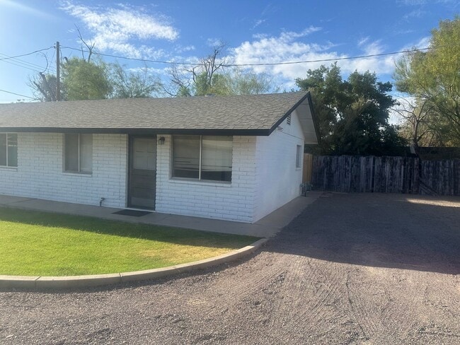 Building Photo - 1 bed 1 bath Townhome Unit 1