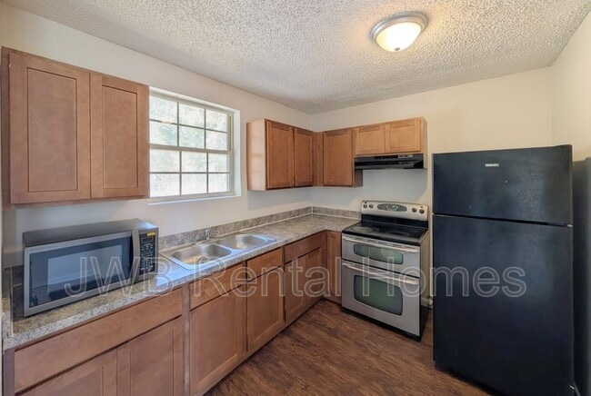 Photo - 8223 Hewitt St