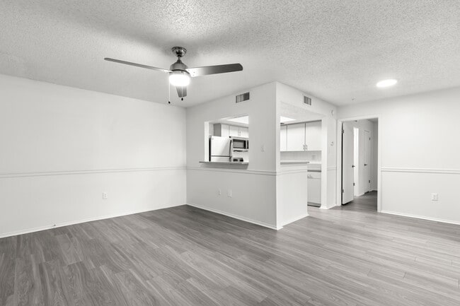 Emerald Apartment Home - Avana Coachman