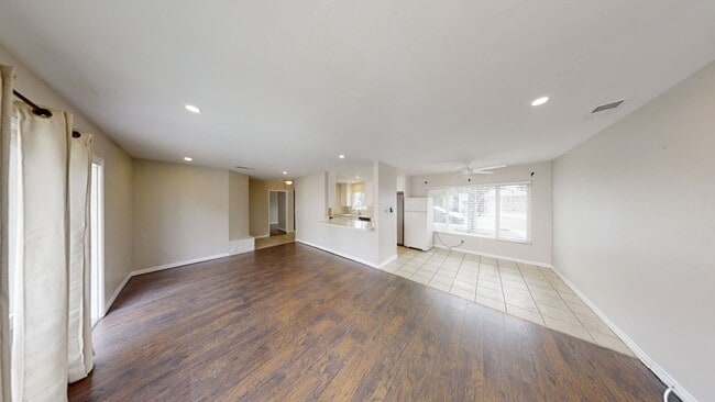 Photo - 5BD/2BA, Easy Walk to Campus!!