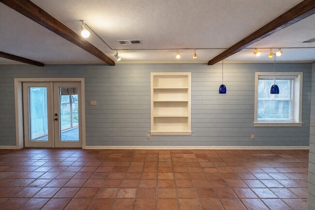 Photo - 202 Hardy St