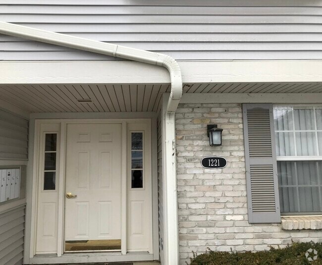 Building Photo - 1221 Ballantrae Pl Unit C Rental