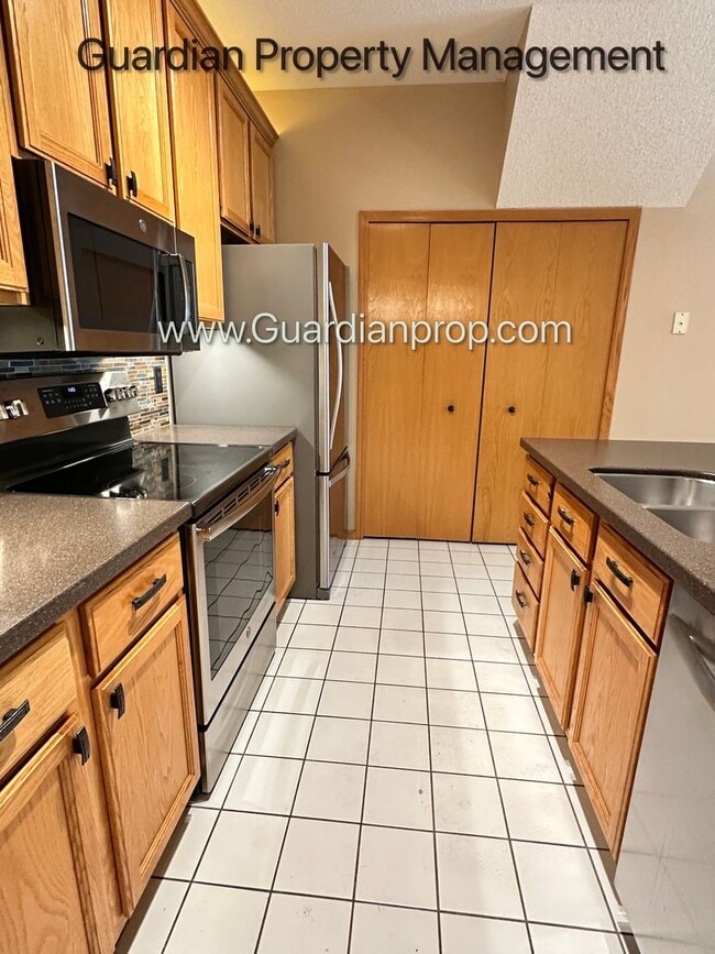 Photo - Eden Prairie Townhome, 1 Car Garage, Dishwasher, Fireplace, Walk Out Patio