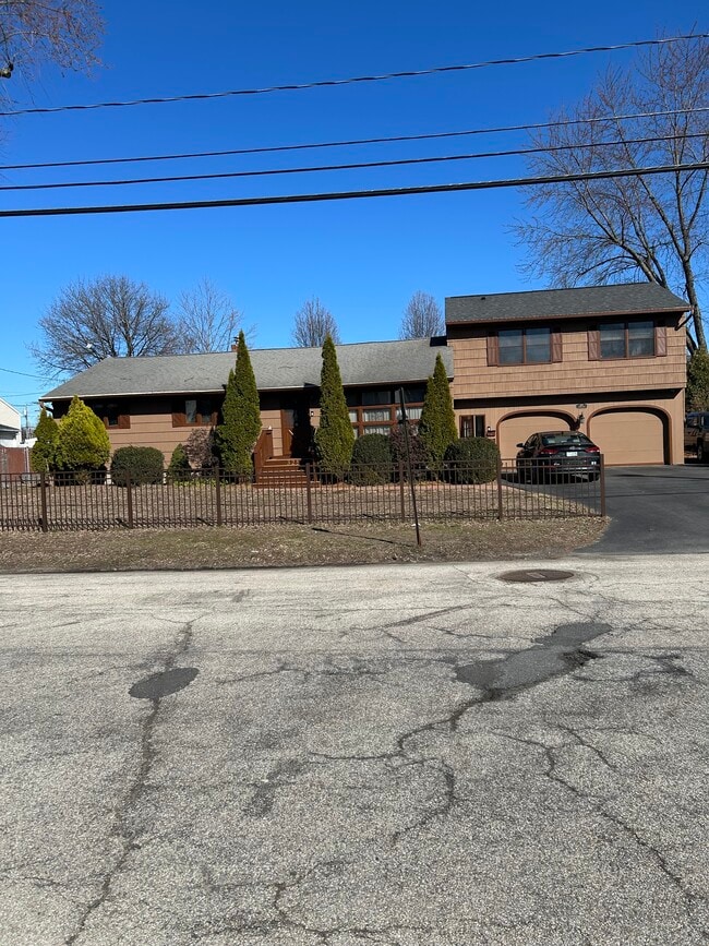 Photo - 325 Porter St Unidad Upstairs