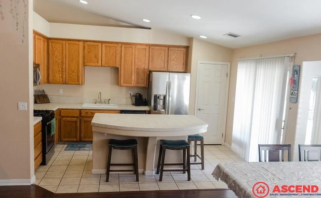 Photo - Spacious 3BD/2BA Home in Bakersfield's 93313 Area — Fully Equipped, Pets Welcome!