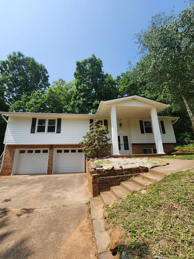 Building Photo - East Asheville Rental!