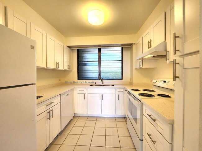 Photo - **Tranquility in Hawaii Kai**  Plaza Hawaii Kai ** Upgraded 1 br / 1 ba with Lanai & VIEWS ***