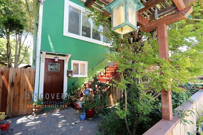 Building Photo - 3228 Boise St Unit Lower Rental