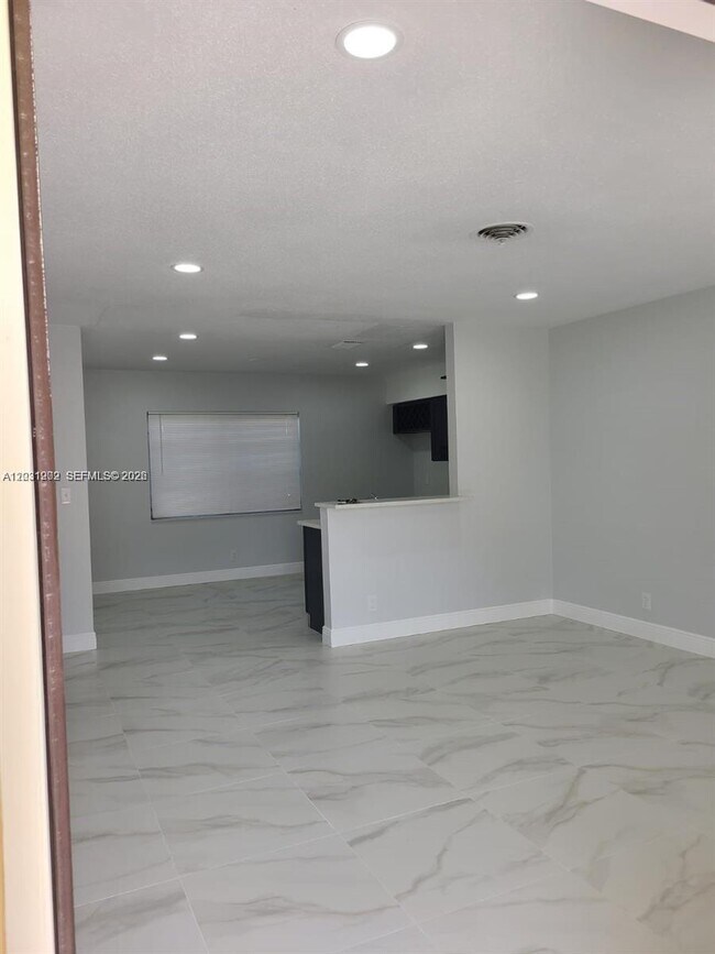 Building Photo - 590 NE 20th St Unit 1