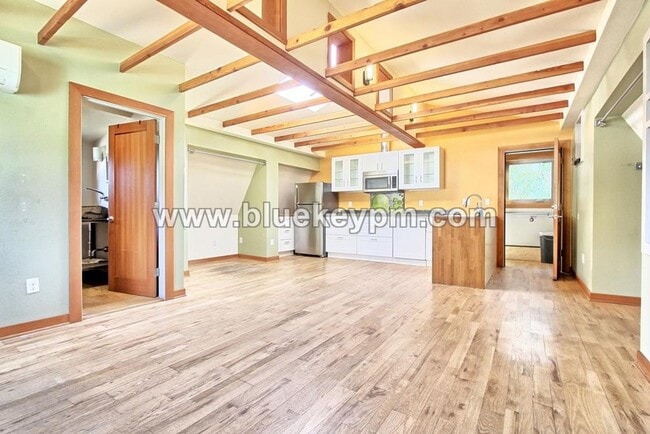 Building Photo - Studio With Huge Bonus Room Available Octo... Rental