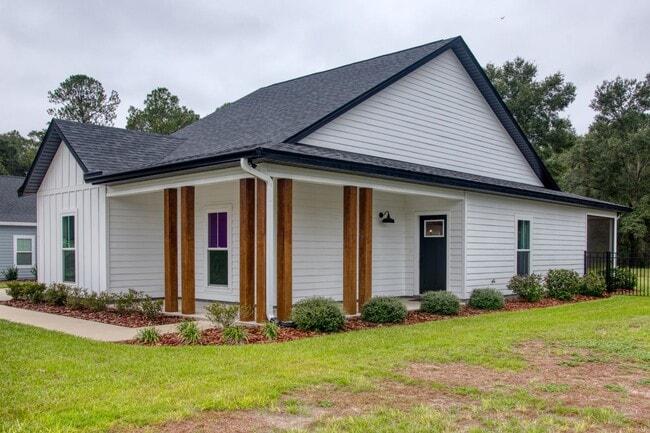 Photo - Elegant Modern Farmhouse in High Springs