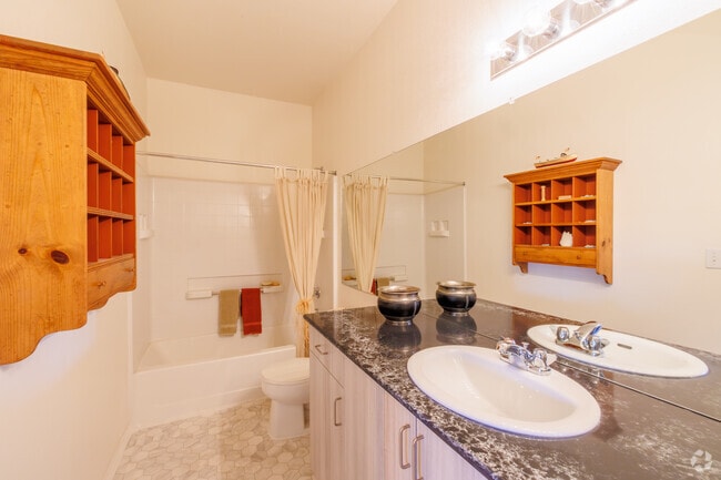 2BD, 2BA - 1,068SF - Primary Bathroom