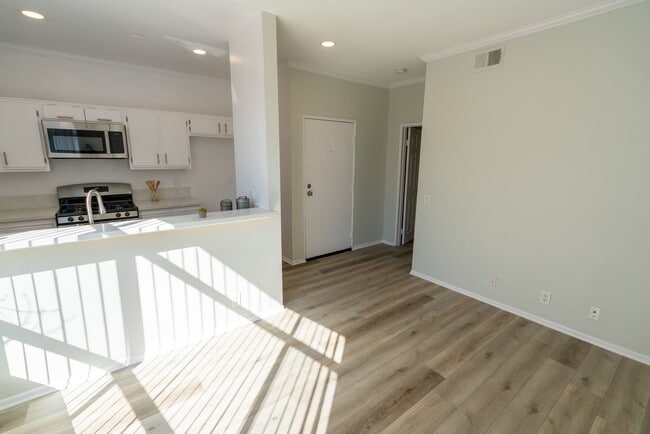 Photo - 14900 Moorpark Street
