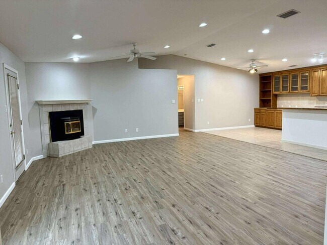 Photo - 305 E Mescalero Rd