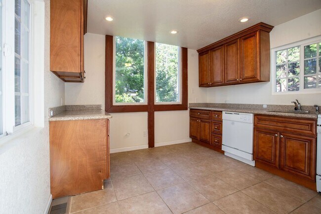 Photo - 521 Pioneer Rd