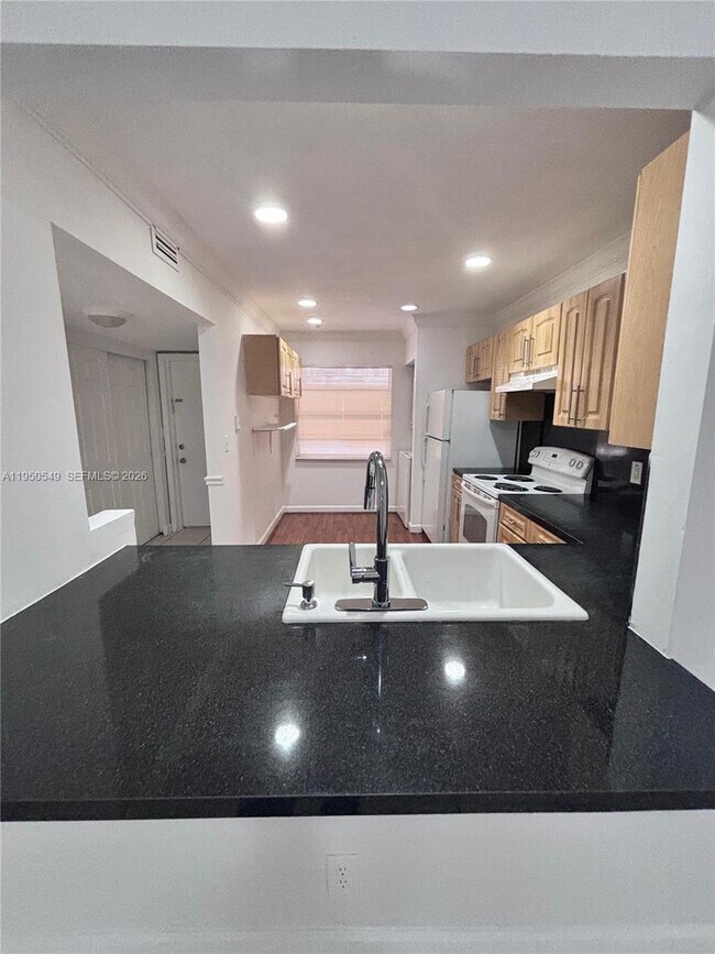 Building Photo - 430 Commodore Dr Unit 104