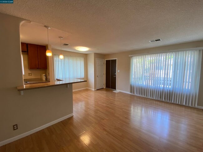 Building Photo - 2118 Peppertree Way Unit 4
