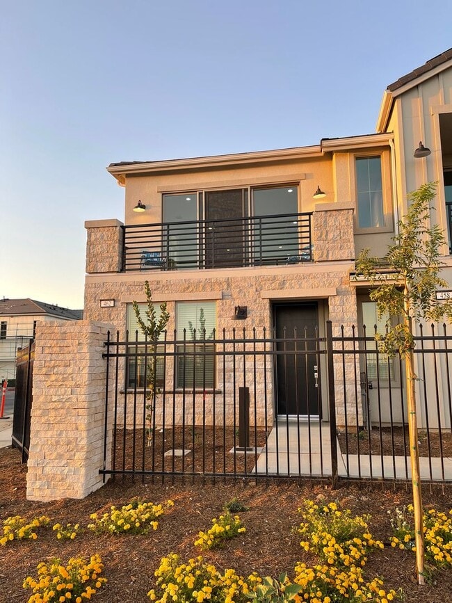 Building Photo - Modern Clovis Town Home, 2BR/2BA, CUSD w/ Solar