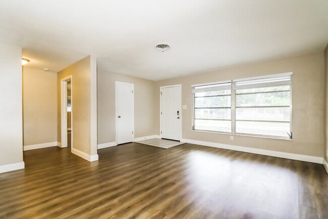 Photo - 5795 Hillside St