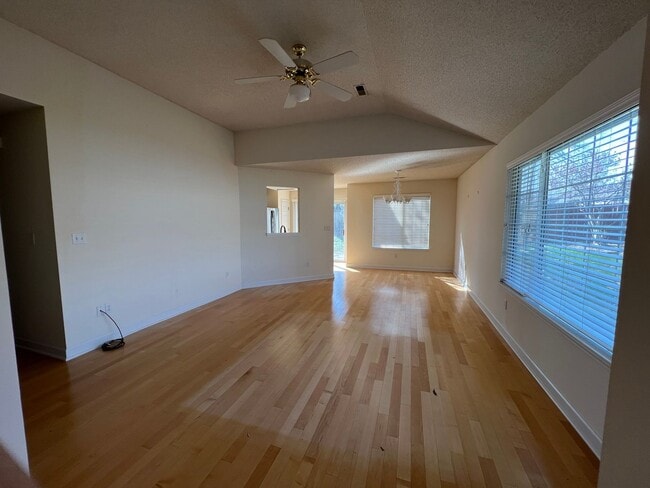 Photo - Super Nice 3bed, 2bath house with 2 car garage in Central Location