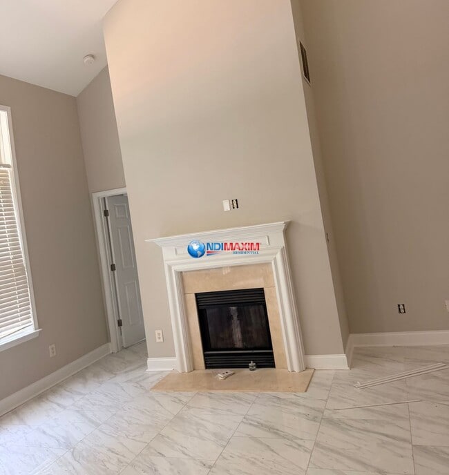 Building Photo - Spacious 4-bedroom house with fenced, FENCED backyard, Master on Main. Plus BONUS Room