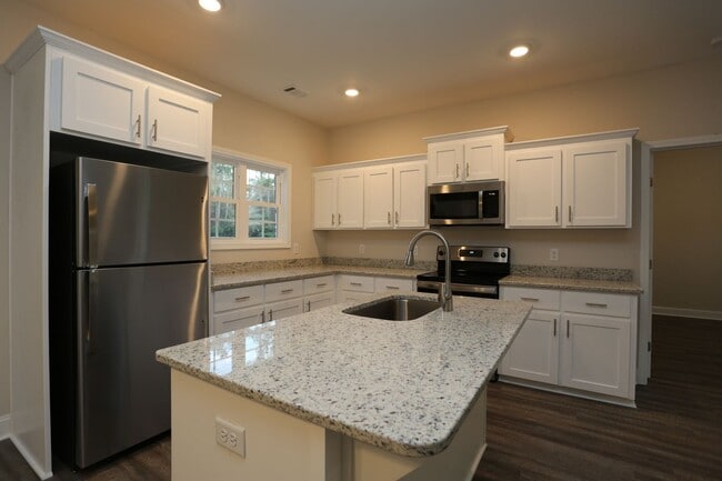 Building Photo - 4 Bedroom Brick House Available TODAY!