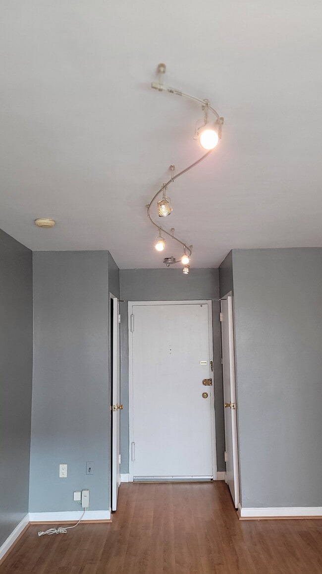 Building Photo - 1021 Arlington Blvd Unit #836