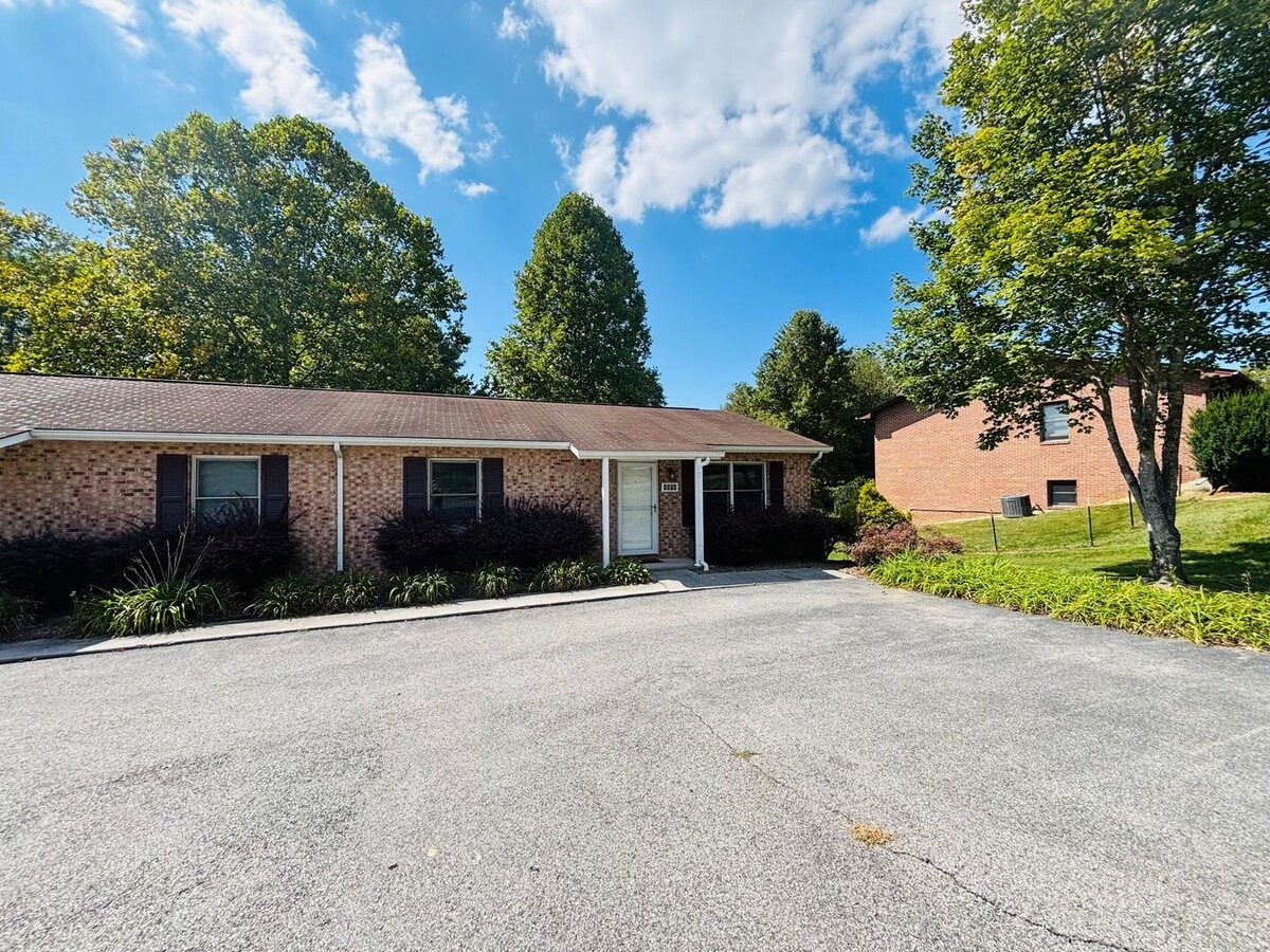 1514-1516 Sandy Circle - 1514-1516 Sandy Circle