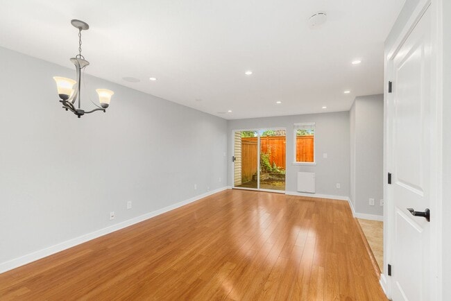 Photo - 2 Bedroom 2.5 Bath Townhouse Kirkland *Move in special!