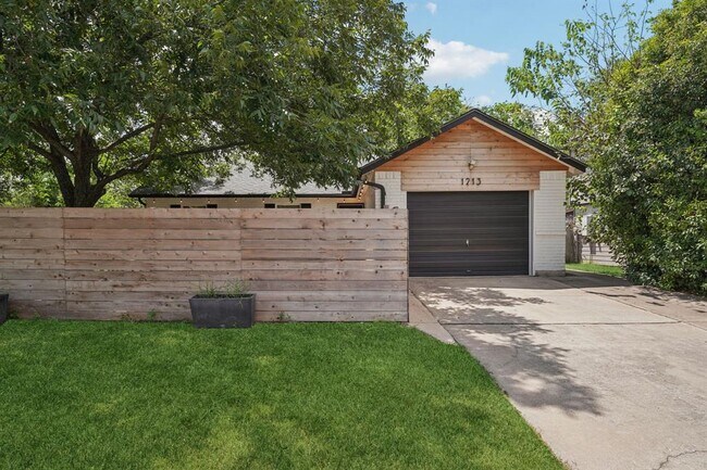 Photo - 1213 S Trace Dr