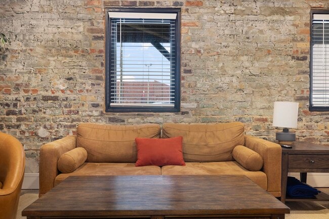 Photo - 18 Bank St Unit The Teller