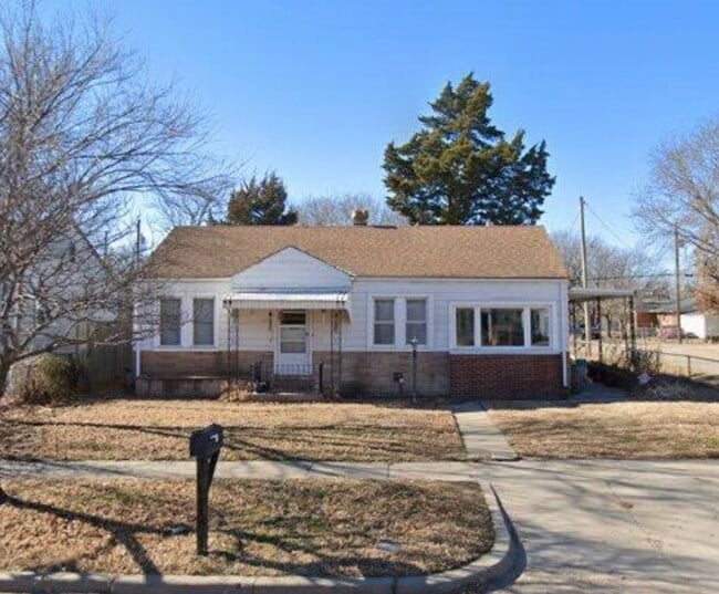 Building Photo - $1245 - 4 bedroom / 1 bathroom - Beautiful... Rental