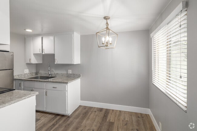 1BR, 1BA - 541SF - Dining Room