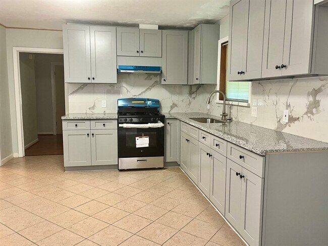 Photo - 2005 2nd St N