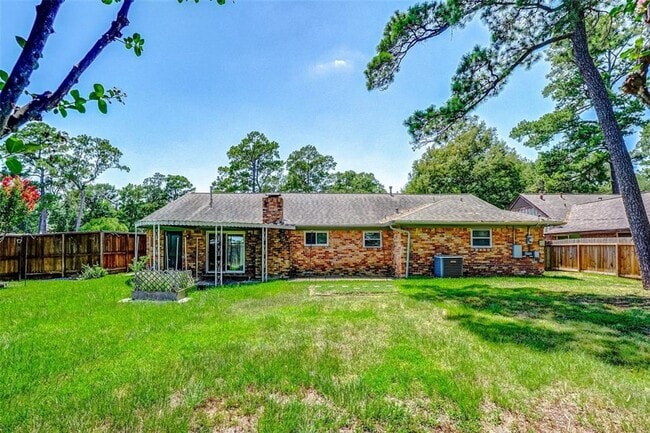 Building Photo - Very attractive home on large corner lot.