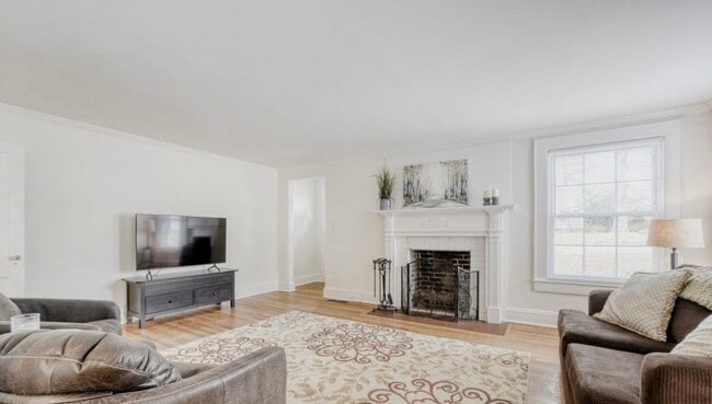 Photo - 639 E Iredell Ave