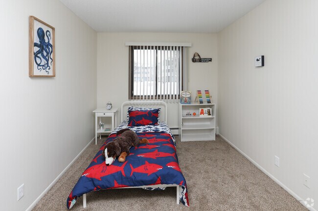 2BR, 1.5BA - 990 SF