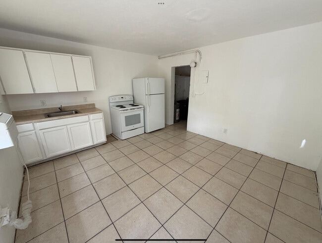 Building Photo - 1100 NW 7th St Unit 2