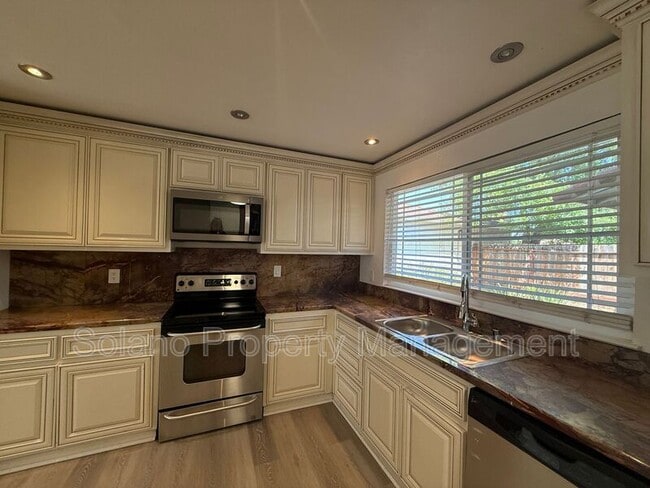 Photo - 2735 Applewood Dr