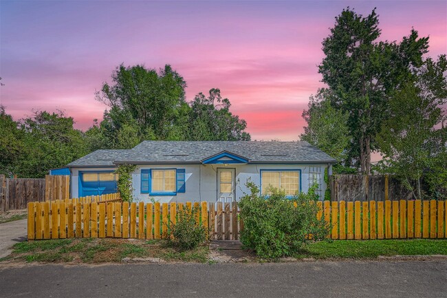 One car garage and 2 off street parking spaces - 1708 Aspen St House