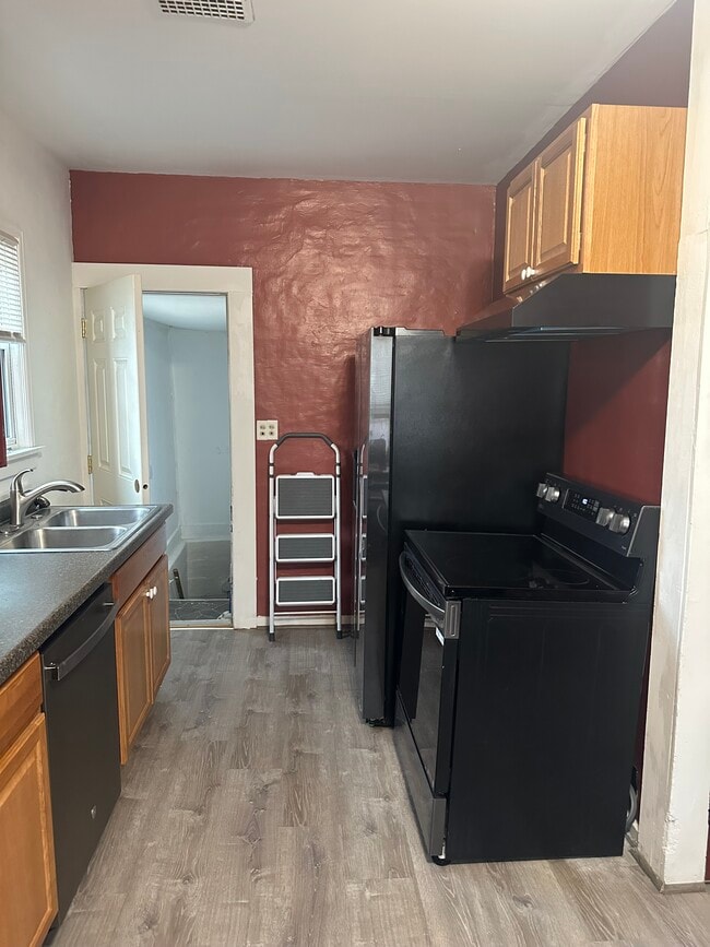 Photo - 161 17th St N