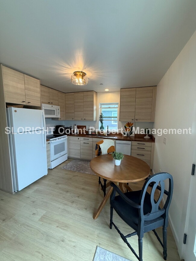 Photo - AVAILABLE SEPTEMBER- Walking Distance From The Beach - 1 Bed / 1 Bath Unit A
