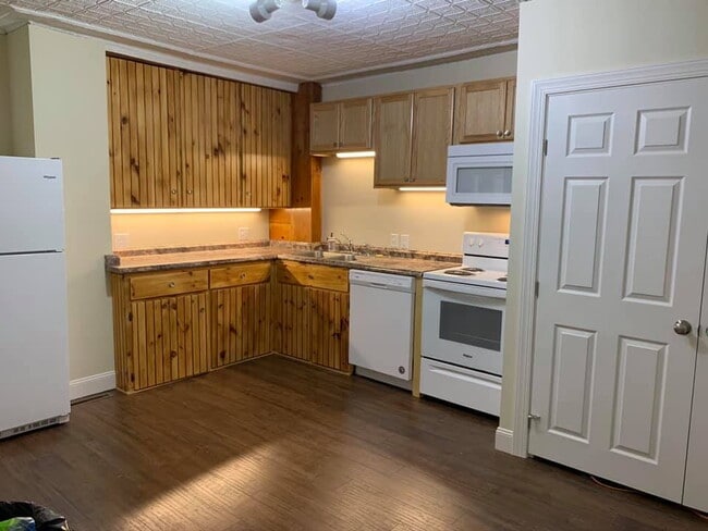 Photo - 1ST FLOOR! 3-bedroom unit located on a quiet dead-end street!
