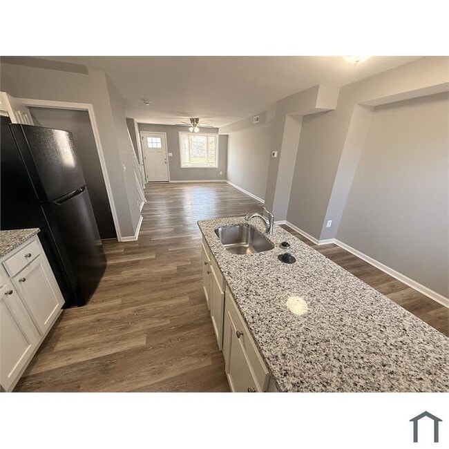 Building Photo - 3 bedroom with Parking